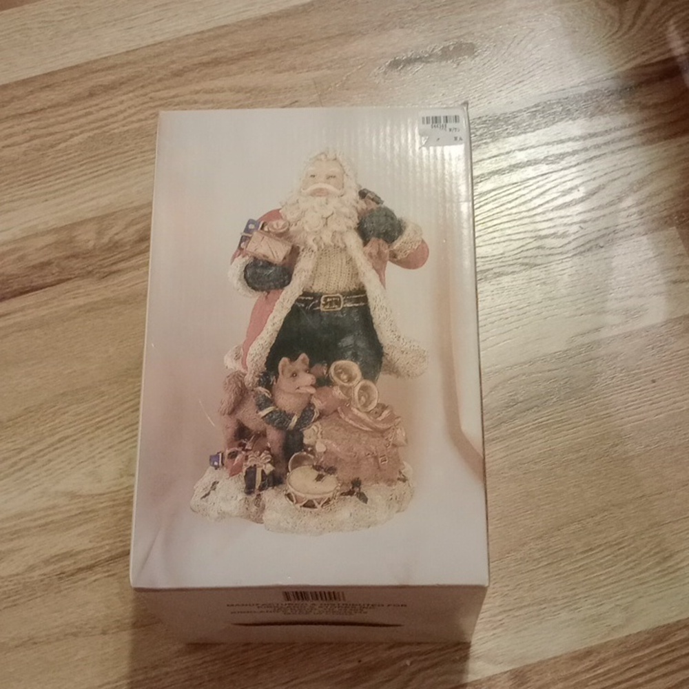 Santa Statue - Picture 3 of 3